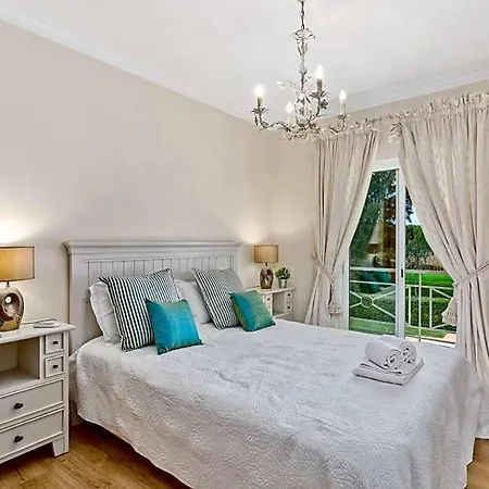 Sleeps 4 With Pool And Air Con