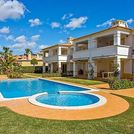 Sleeps 4 With Pool And Air Con