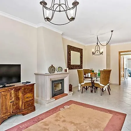 Sleeps 4 With Pool And Air Con *
